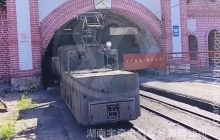 架線式電機車進入信號燈顯示區(qū)應(yīng)怎么操作？