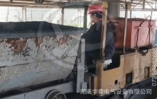 礦用防爆電機車行駛時突然搖晃是什么原因？