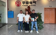 炎炎夏日，國外客戶上門采購遠(yuǎn)程遙控型5噸鋰電池電機(jī)車