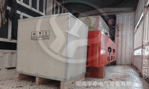 5噸鋰電池湘潭電機車裝車發(fā)往客戶礦山